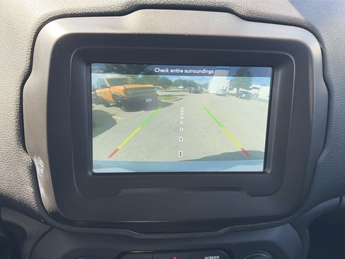Used 2020 Jeep Renegade Latitude w/ Cold Weather Group AWD/4WD image 29