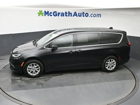 Used 2023 Chrysler Pacifica Touring-L FWD image 25