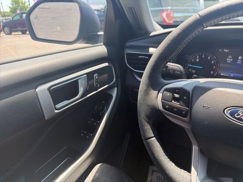 Used 2024 Ford Explorer XLT w/ Equipment Group 202A AWD/4WD image 39