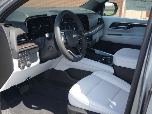 New 2025 Chevrolet Suburban Premier image 24