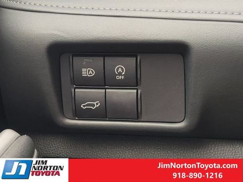 Used 2025 Toyota Highlander XLE AWD/4WD image 22