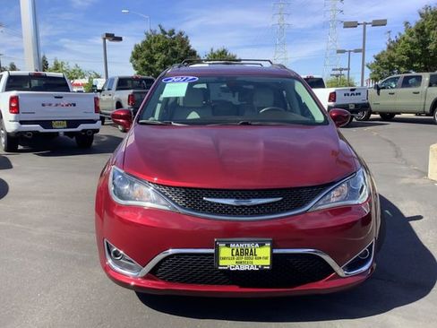 Used 2017 Chrysler Pacifica Touring-L image 4
