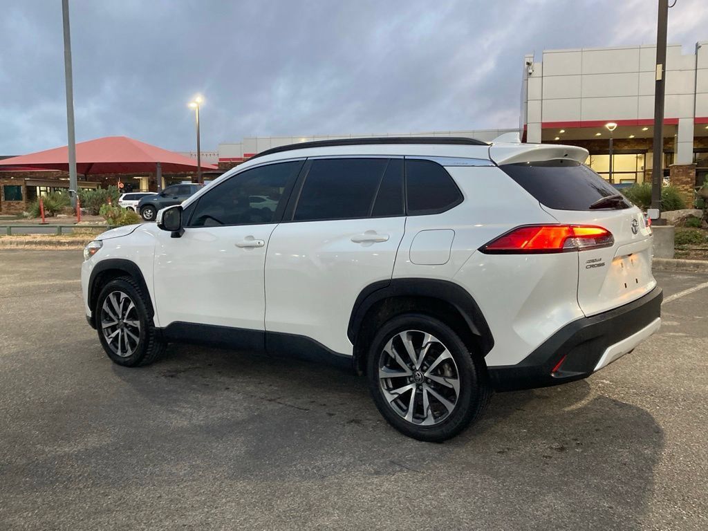 Certified 2022 Toyota Corolla Cross XLE AWD/4WD image 4