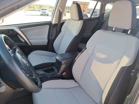 Used 2018 Toyota RAV4 LE image 15