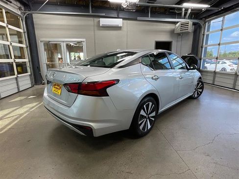Used 2022 Nissan Altima 2.5 SV FWD image 5