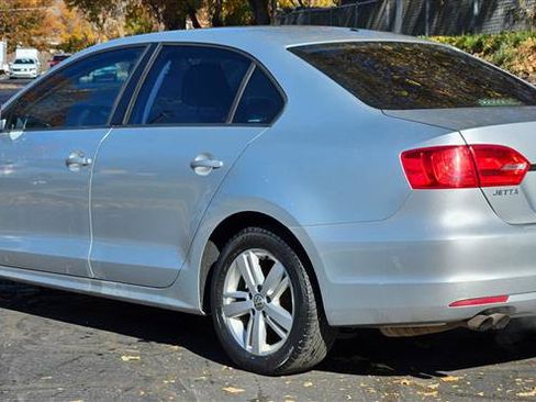 Used 2012 Volkswagen Jetta SE image 3