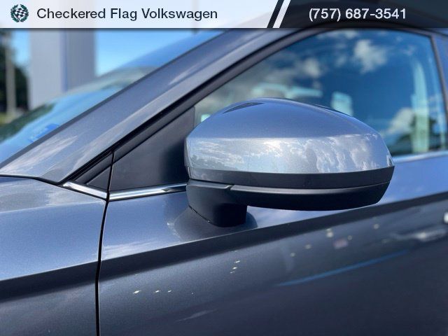 Used 2025 Volkswagen Taos SE FWD image 2