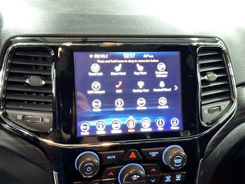 Used 2019 Jeep Grand Cherokee Altitude image 13