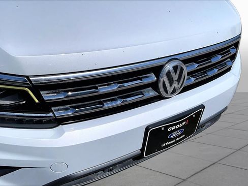 Used 2018 Volkswagen Tiguan SEL Premium FWD image 32