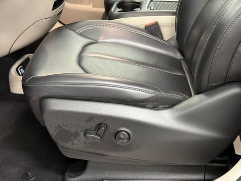 Used 2023 Chrysler Pacifica Touring-L FWD image 15