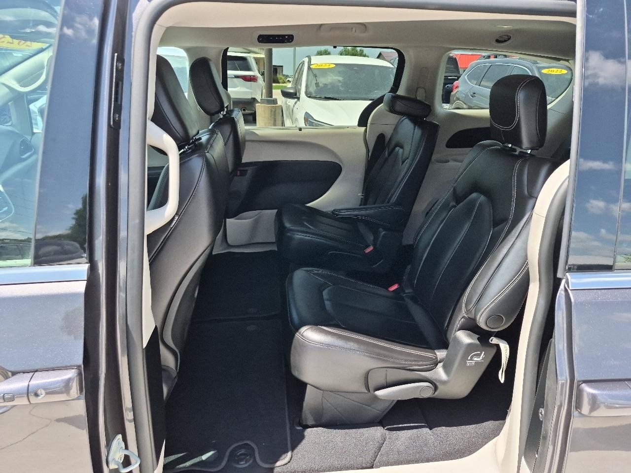 Used 2023 Chrysler Pacifica Touring-L FWD image 12