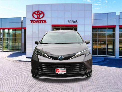 Used 2024 Toyota Sienna LE AWD/4WD image 13