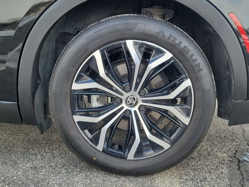 Used 2023 Toyota Crown Limited image 5