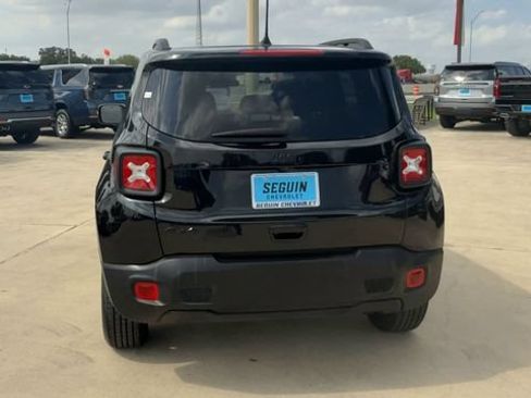 Used 2023 Jeep Renegade Latitude AWD/4WD image 7