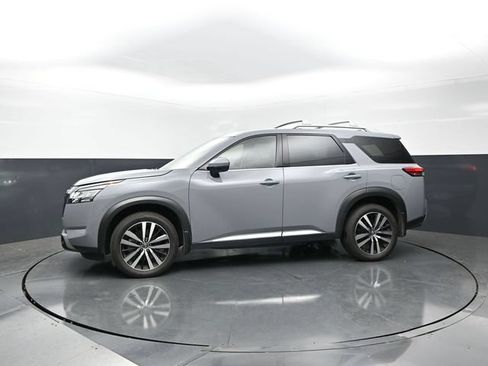 Used 2024 Nissan Pathfinder Platinum FWD image 3