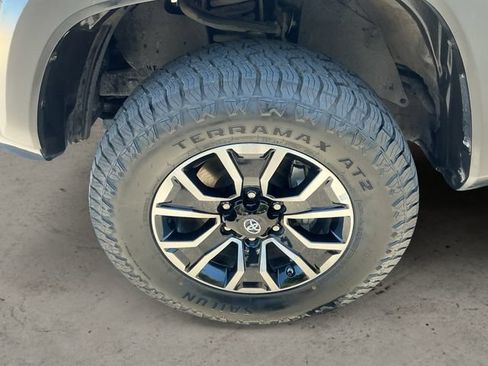 Certified 2020 Toyota Tacoma TRD Off-Road AWD/4WD image 9
