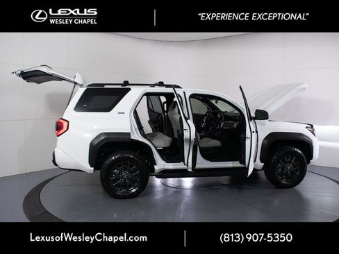 Used 2025 Toyota 4Runner SR5 AWD/4WD image 15