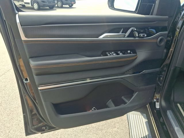 Used 2023 Jeep Grand Wagoneer Series III w/ Rear Seat Video Group 1 AWD/4WD image 12