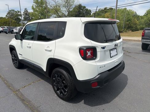 Used 2023 Jeep Renegade Latitude AWD/4WD image 3