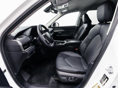 Certified 2024 Toyota Grand Highlander XLE image 4