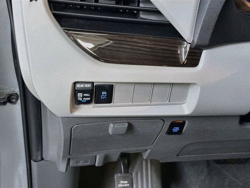 Used 2020 Toyota Sienna XLE AWD/4WD image 13