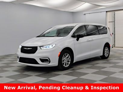 Used 2025 Chrysler Pacifica Select
