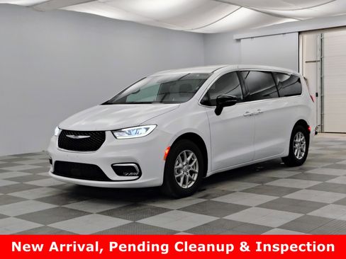 Used 2025 Chrysler Pacifica Select FWD image 1