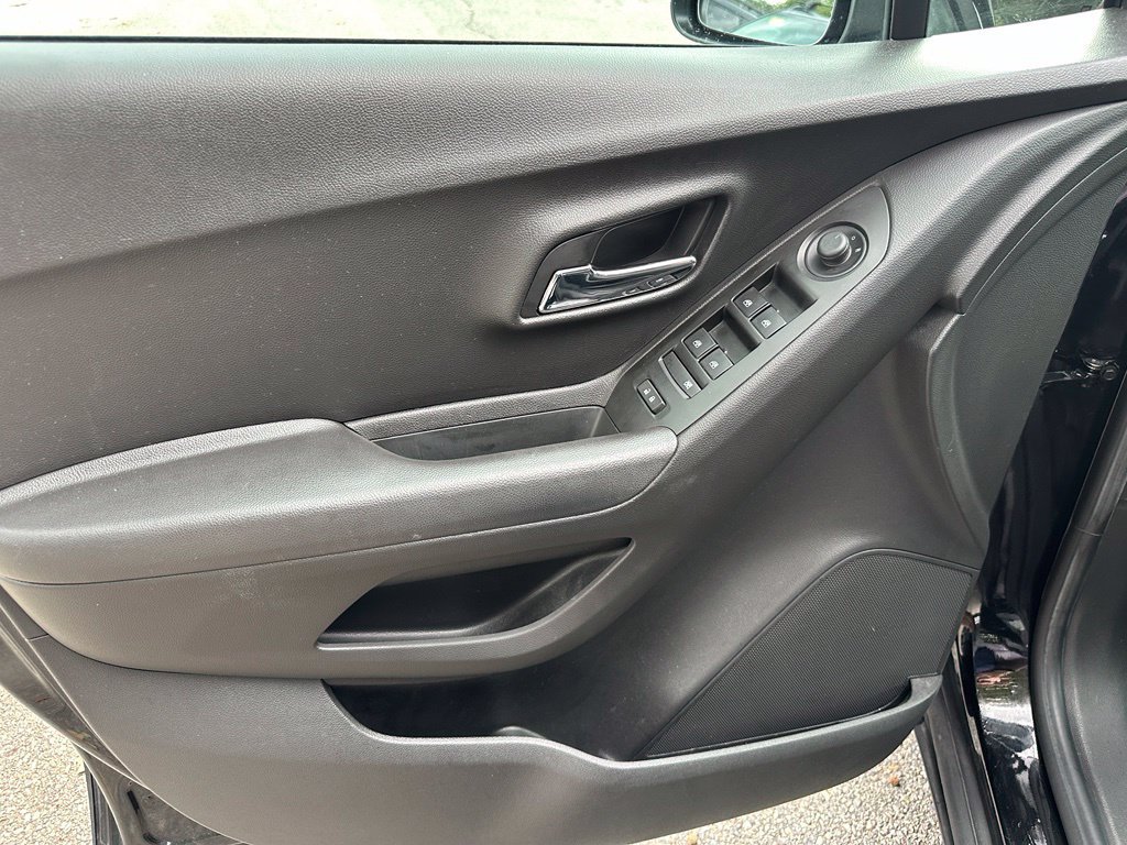 Used 2020 Chevrolet Trax LT w/ LT Convenience Package FWD image 12