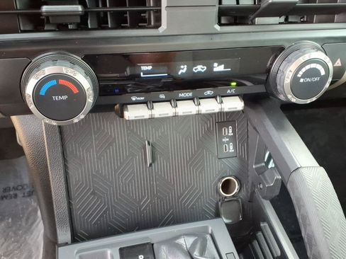 Certified 2025 Toyota Tacoma SR5 AWD/4WD image 18