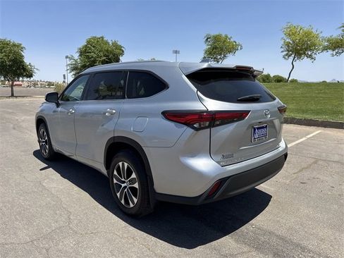 Used 2022 Toyota Highlander XLE image 7