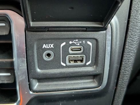 Used 2025 Jeep Wrangler Unlimited Sahara AWD/4WD image 20