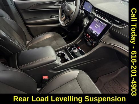 Used 2025 Jeep Grand Cherokee Altitude image 4