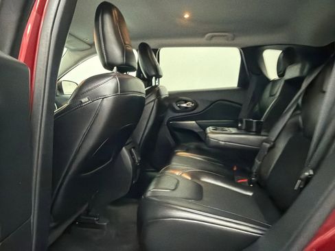 Used 2019 Jeep Cherokee Latitude Plus w/ Comfort/Convenience Group image 16