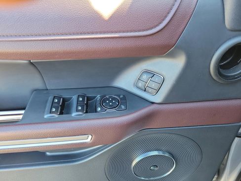 Used 2024 Ford Expedition Limited image 4