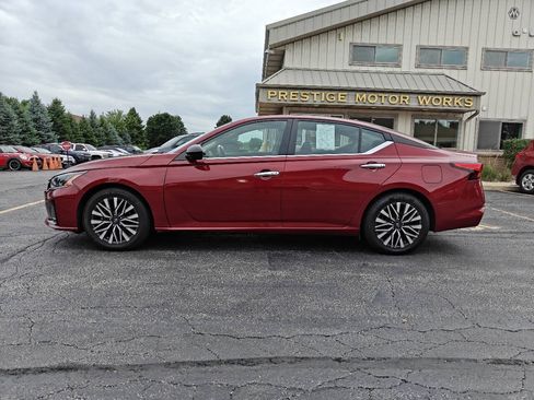 Used 2025 Nissan Altima 2.5 SV FWD image 2