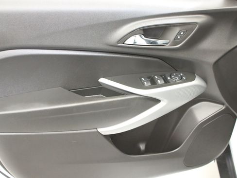 Certified 2025 Chevrolet Trax LS FWD image 22