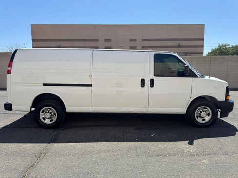 Used 2017 Chevrolet Express 3500 Extended RWD image 8