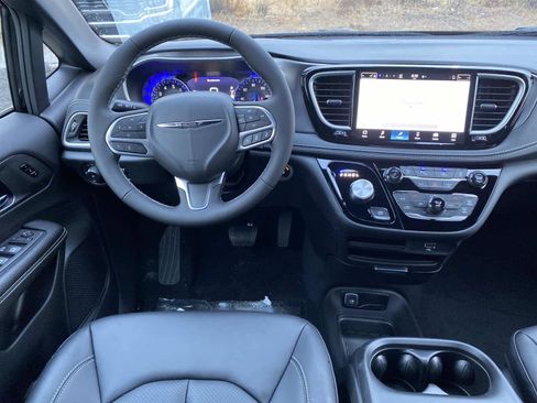 New 2026 Chrysler Pacifica Select image 9