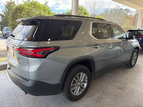 Used 2023 Chevrolet Traverse LT image 3