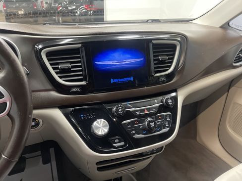 Used 2017 Chrysler Pacifica Touring-L image 28