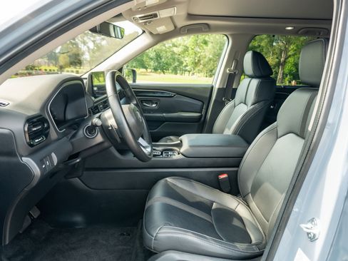 Used 2025 Honda Pilot Touring image 11