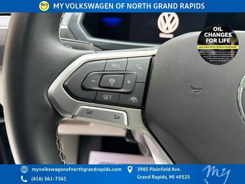 Used 2022 Volkswagen Tiguan SE w/ Panoramic Sunroof Package image 16