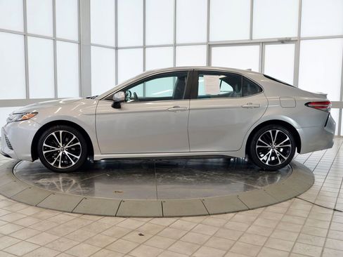 Used 2019 Toyota Camry SE image 5