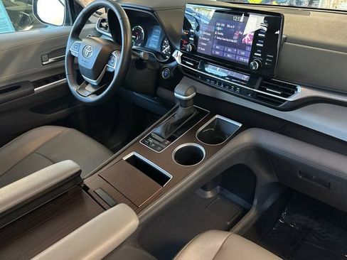Used 2023 Toyota Sienna XLE FWD image 17