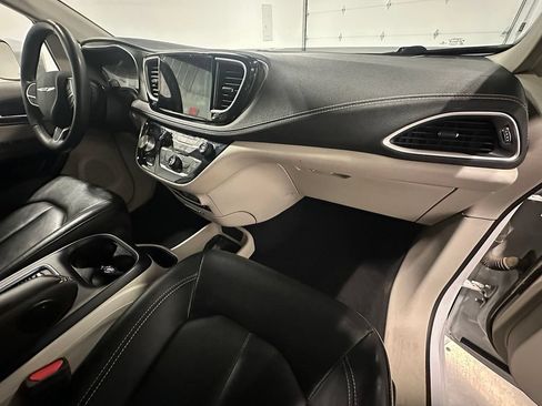Used 2022 Chrysler Pacifica Touring-L FWD image 34