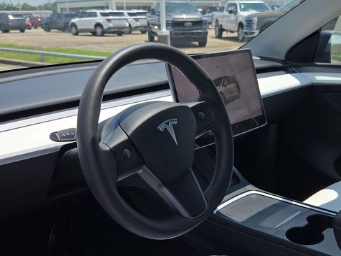 Used 2023 Tesla Model Y 2WD image 14