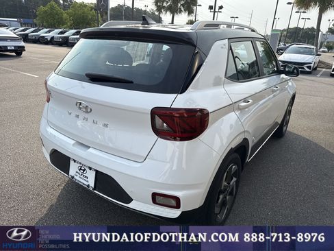 Certified 2022 Hyundai Venue Limited FWD image 4