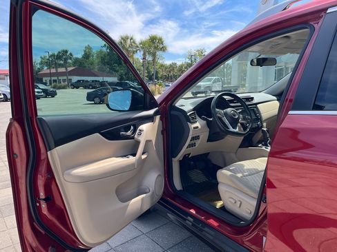 Used 2018 Nissan Rogue SV FWD image 10