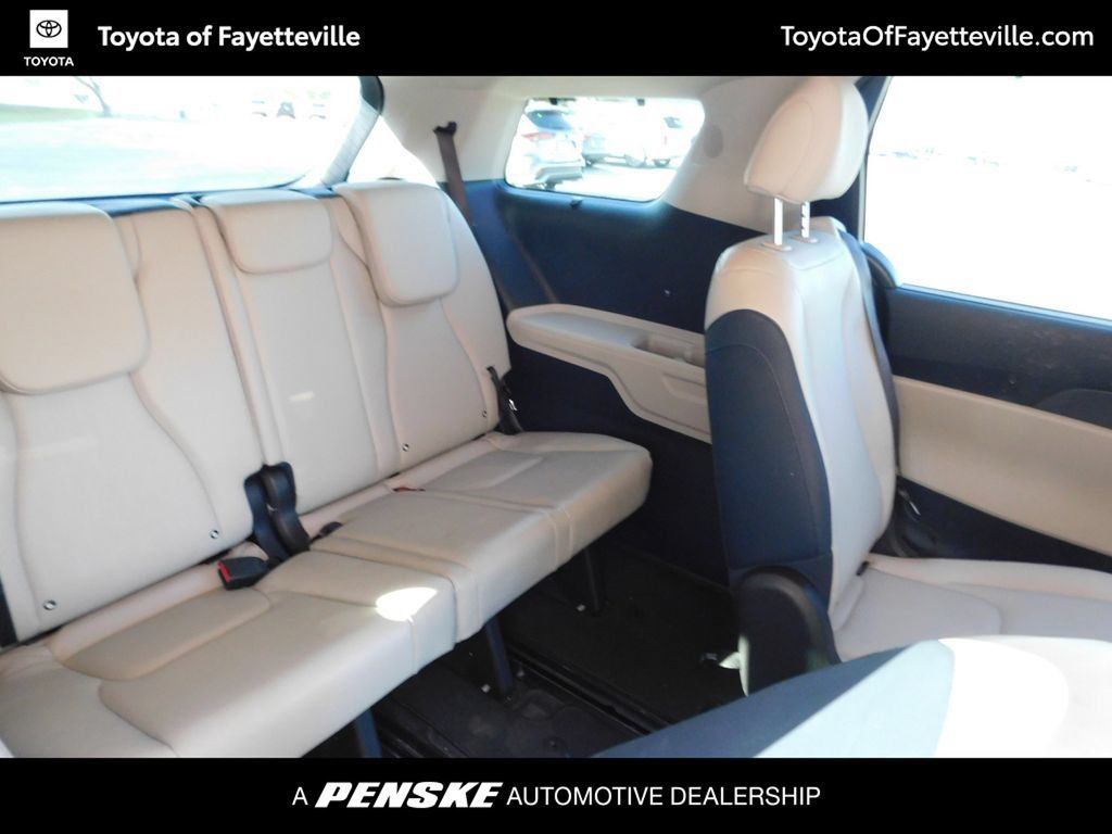 Used 2025 Kia Carnival EX FWD image 3