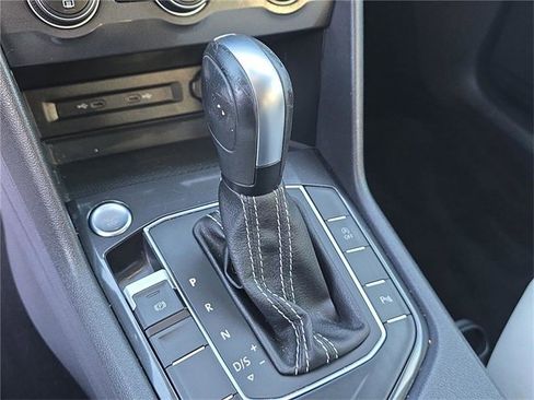 Used 2021 Volkswagen Tiguan SEL image 19